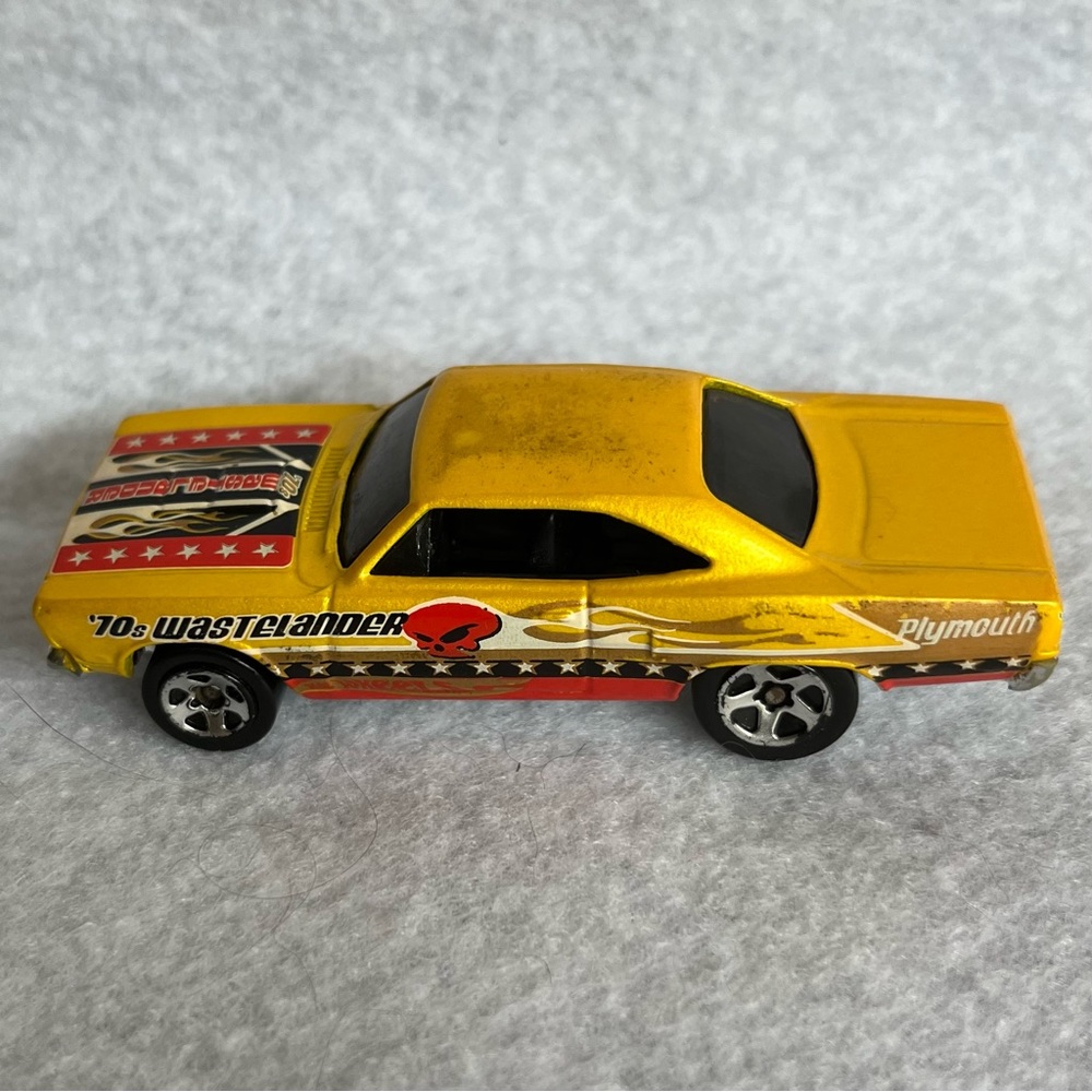 Mattel HOT WHEELS 1970 Plymouth Yellow Dodge Roadrunner 70's Wastelander Toy Car